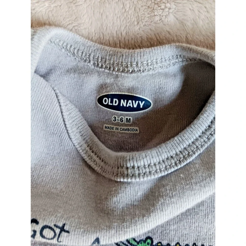 Shirt 3 to 6 months Old Navy Baby boy Gray Alligator infant wear outfit